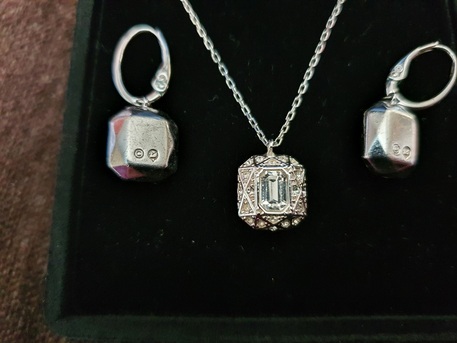 Riyadh, Jewelry, SAR 200,  Swarovski Necklace AnD Earrings Set