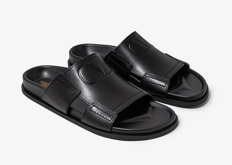 Riyadh, Collectibles, SAR 1200,  VALENTINO Garavani VLogo Signature Leather Slides