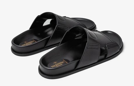 Riyadh, Collectibles, SAR 1200,  VALENTINO Garavani VLogo Signature Leather Slides