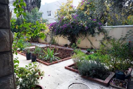 Amman, Apartments/Houses, JOD 9000/year,  Furnished,  2 BR,  Hertige Ground Floor Fully Furnished 2B Apart With Garden In Jabal Webdeh 00962777688956