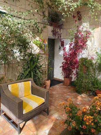 Amman, Apartments/Houses, JOD 10000/year,  Furnished,  2 BR,  Ground Fully Furinshed 2B Apartment With Outside Garden In First Circle 00962777688956