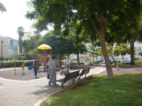 Jerusalem, Apartments/Houses, USD 2000/month,  4 BR,  142 Sq. Meter,  *BEST SPACIOUS APT FOR RENT BY OWNER IN THE MIDDLE OF THE BEACH CITY NEAR EVERYWHERE!