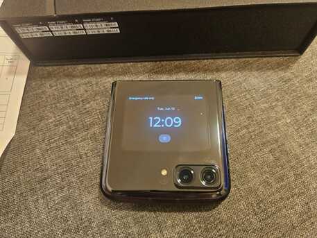 Riyadh, Mobile Phones, SAR 1500,  Motorola Razr 2022 (5G) 256GB Foldable Smartphone