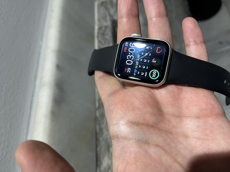 Dammam, Watches, SAR 500,  Used Apple Watch SE GPS, 40mm Silver Aluminium Case With White Sport Band