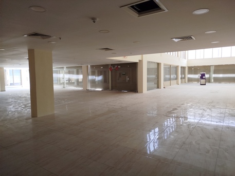 Manama, Shops, BHD 2500,  11 Shutter Big Showroom. With Mezzanine  Floor 2Bathroom 1Store Room In -(((Manama)))