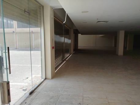 Manama, Shops, BHD 2500,  11 Shutter Big Showroom. With Mezzanine  Floor 2Bathroom 1Store Room In -(((Manama)))