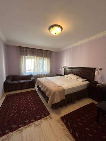 Amman, Apartments/Houses, JOD 20000/year,  Furnished,  4 BR,  Ground Fully Furinshed 4B Apartment With Garden In 5 Circle 00962777688956