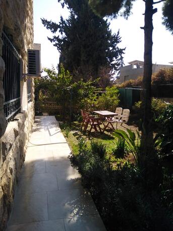 Amman, Apartments/Houses, JOD 13000/year,  Furnished,  2 BR,  Ground Fully Furinshed 2B Apartment With Garden In 4 Circle 00962777688956