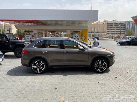 SAR 100000, Porsche Cayenne, 2013, Automatic, 75000 KM, Clean Body And All Service At Agency