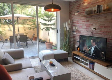 Amman, Apartments/Houses, JOD 11000/year,  Furnished,  2 BR,  Ground Fully Furinshed 2B Apartment With Garden In Shemsani 00962777688956