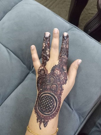 Riyadh, Beautician, Mehandi Artist Available