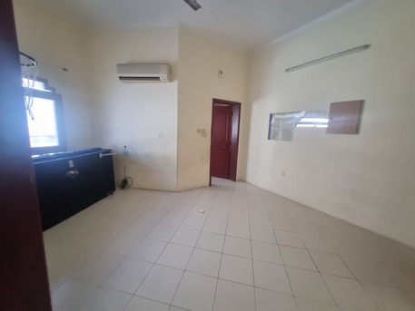  , BHD 160,  1 BHK Un Furnished Commercial Flat For Rent In Gudabiya With Lift On 2nd Floor, 4