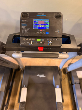 Riyadh, Sporting Goods, SAR 1599,  180 Kg COMMERCIAL AMERICAN TREADMILL FOR SALE W WARRANTY DELIVERY 0537981203