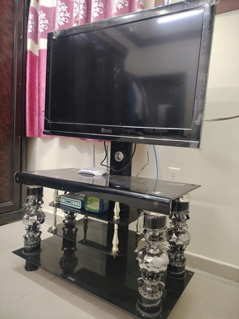 Dammam, Household Items, SAR 430,  HD LED TV With Glass Table And Stand