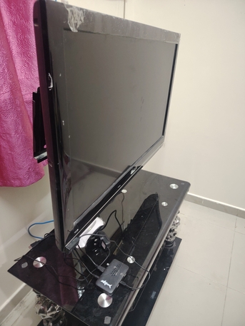 Dammam, Household Items, SAR 430,  HD LED TV With Glass Table And Stand