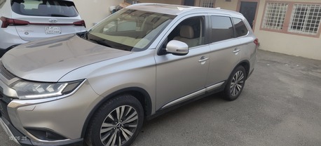 Riyadh, Vehicles, Cars & Trucks , SAR 49000,  Mitsubishi Outlander,  2019,  Automatic,  148000 KM,   Silver Top Option Keyless Moonroof 49000 SR Abha Location