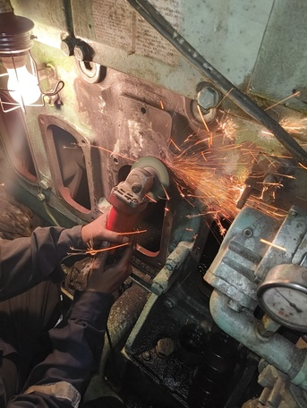 Doha, Automotive, Metal Stitching And Use Of Keys And Locks For Crack Repair