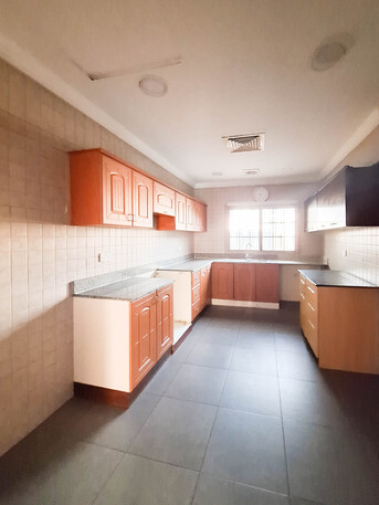 Manama, Villas, BHD 550,  For Rent: Semi-furnished Villa In Salmaniya Area