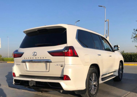 Cairo, Automotive, إيجار لكزس 570 بالسائق: وصولك أو مغادرتك من ال