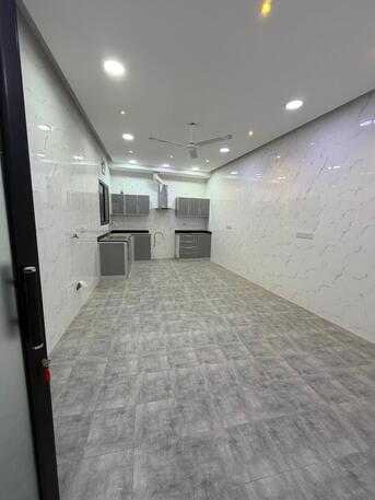 Paris, Apartments, Flats, Houses & Villas, 200/year,  2 BR,  120 Sq. Meter,  Apartment For Rent In Al-Muqsha