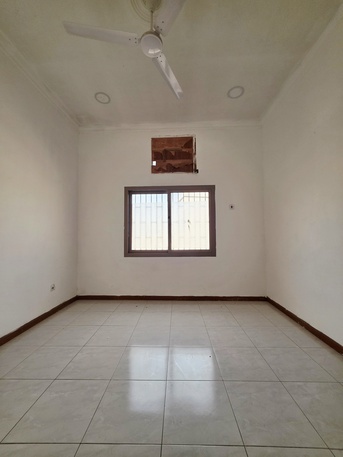 Salmaniya, Apartments/Houses, BHD 170/month,  2 BR,  -Very Bright & Neet UN Furnished 2 BHK Flat Without Ewa @170/BD In Salmaniya