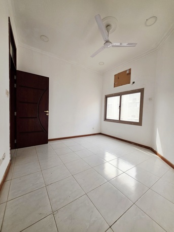 Salmaniya, Apartments/Houses, BHD 170/month,  2 BR,  -Very Bright & Neet UN Furnished 2 BHK Flat Without Ewa @170/BD In Salmaniya