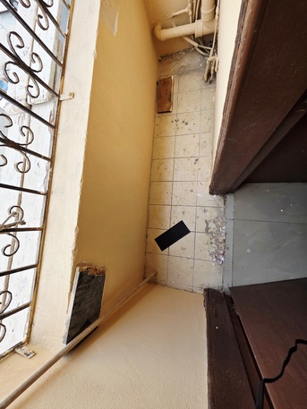 Salmaniya, Apartments/Houses, BHD 150/month,  2 BR,  -Very Neet UN Furnished 2 BHK Flat Without Ewa @150/BD In Salmaniya