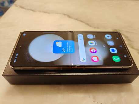 Al Sulaymaniyyah, Mobile Phones, SAR 1500,  Samsung Z Flip5 (256GB) Cream Color