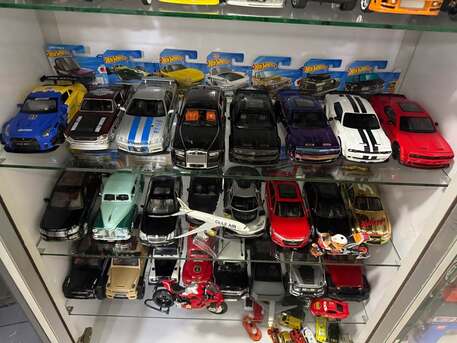 Al Aziziyah, Collectibles, SAR 123,  Metal Toy Cars Diecast Model - مجسمات سيارات