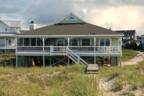 New York, Holiday/Vacation Rentals, USD 1220/day,  3 BR,  Beachfront Vacation Rentals On Bald Head Island : Peaceful Beachfront Getaway