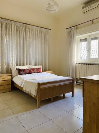 Amman, Apartments/Houses, JOD 750/month,  Furnished,  2 BR,  180 Sq. Meter,  Fully Furnished-2bedroom-Jabal Amman Btwn 3rd & 4th Circle-Electric & Water  Included