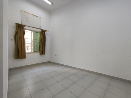 Salmaniya, Apartments/Houses, BHD 250/month,  2 BR,  Salmaniya:- Groundfloor 2Bhk Semifurnished Flat On Rent With Ewa