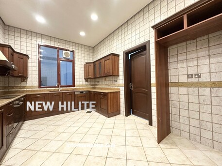 Kuwait City, Villas, KWD 850,  Spacious 4-Bedroom Floor For Rent In Salwa