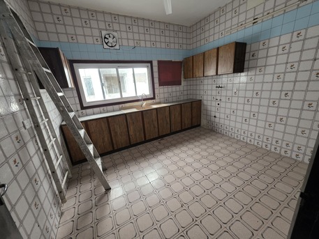 Manama, Apartments/Houses, BHD 250/month,  4 BR,  BHD:-250/month UN FURNISHED 4BHK APARTMENT FOR RENT IN MUHARAQ -: MUNEEB *35041493