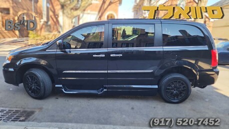 New York, Vehicles, Cars & Trucks , USD 22722,  Chrysler Town & Country Touring,  2016,  Automatic,  25000 KM,    &ndash; Wheelchair Accessible Mobility Van