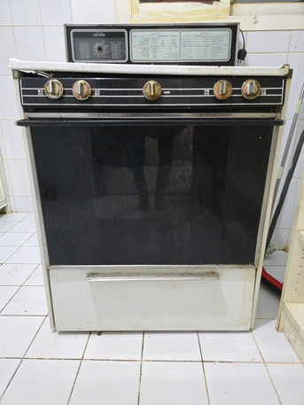 Al Malaz, Household Items, SAR 1,  4 Burner Cooking Range & Recliner Soaf 3 Seater