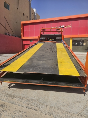 Riyadh, Logistics, سطحه هيدروليك مع ونش كرين Hydraulic Flatbed Truck With Crane Winch For Rent