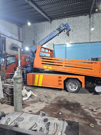 Riyadh, Logistics, سطحه هيدروليك مع ونش كرين Hydraulic Flatbed Truck With Crane Winch For Rent