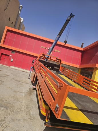 Riyadh, Logistics, سطحه هيدروليك مع ونش كرين Hydraulic Flatbed Truck With Crane Winch For Rent