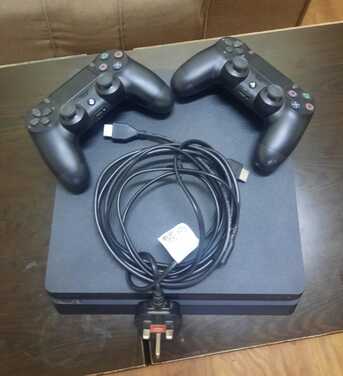 Jubail, Video Games, SAR 1399,  PS4 With 2controls+2 Original CDs