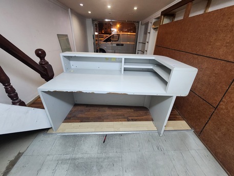 Manama, Furniture, BHD 20,  Good Condition Reception Table For Sale (wooden)