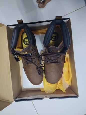 Al Batha, Clothing & Accessories, SAR 180,  The Branded Safety Shoes Genuine Leather(CAT) Size (43)