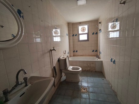 Juffair, Offices, BHD 135,  Juffair:- 1Bhk Office/Commercial Unfurnished Flat On Rent.Bd 135/- Without Ewa.