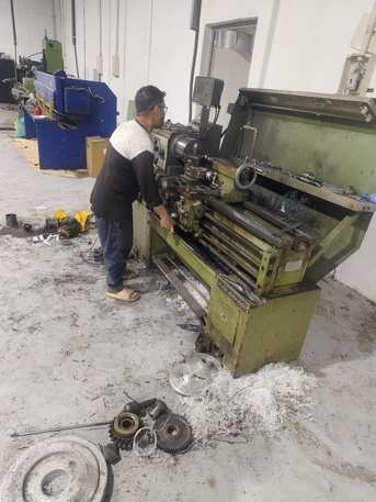 Paris, Jobs, Lathe Machine Operator