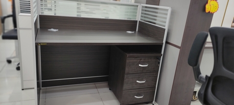 Manama, Furniture, BHD 100,  Single Person Work Station With Glass