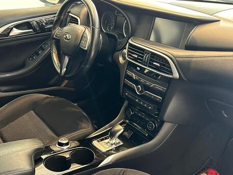 East Riffa, Vehicles, Cars & Trucks , BHD 4800,  Infiniti QX30,  2018,  Automatic,  80000 KM,   AWD MODEL  FOR SALE