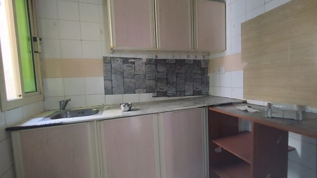 Manama, Apartments/Houses, BHD 130/month,  2 BR,  Manama:- Close To Al Shifa Hospital Or AMH.2Bhk Unfurnished Flat On Rent Without Ewa.B