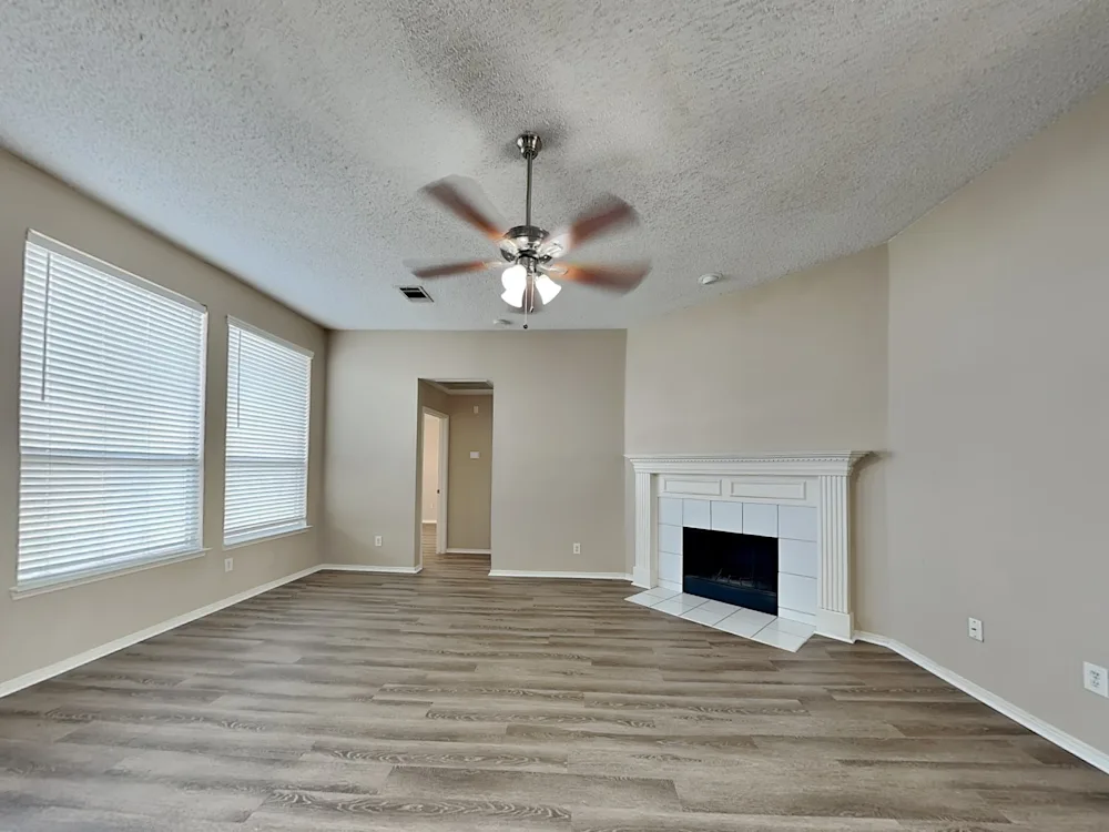 Dallas, Apartments/Houses, USD 1050/month,  3 BR,  0 Sq. Meter,  Beautiful & Neat Environment Of 3 Bed 2 Bath 2,027 Sqft