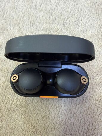 Riyadh, Mobile Phones, SAR 300,  Sony WF-1000XM4 Earbuds In Good Condition With Cover