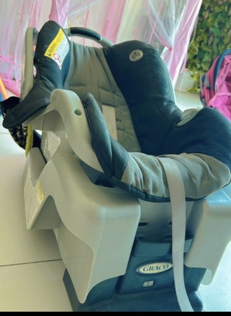 Manama, Baby & Kid Stuff, BHD 20,  Graco ( American Brand) Baby Car Seat And Baby Rocker (Juniors)